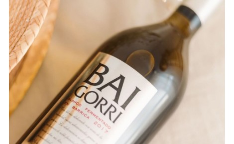 WEISSER BAIGORRI IM FASSER FERMENTIERT ZUM BESTEN WEISSWEIN AUS RIOJA GEWÄHLT