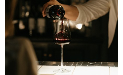 HOW MUCH WINE SHOULD BE SERVED IN A GLASS?