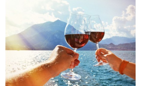 9 ESSENTIAL TIPS FOR DRINKING WINE IN SUMMER