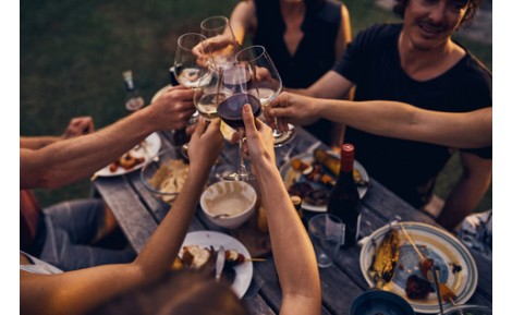 5 GRÜNDE WARUM WEIN EIN EINZIGARTIER UND WESENTLICHER TRUNK  IN JEDER FEIER IST