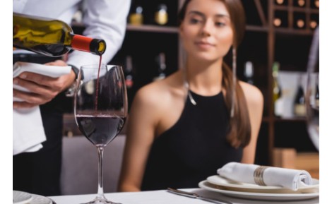 ¿CÓMO SUJETAR UNA BOTELLA DE VINO?